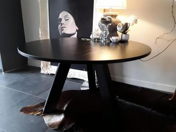 * Zeer mooie ronde matzwarte eiken eettafel 129 cm * beschikbaar voor biedingen