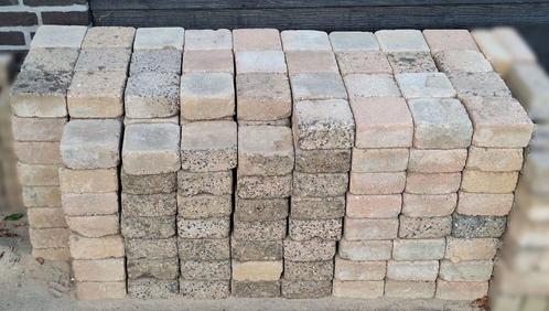 Gratis stenen voor een sierlijke border of mooi paadje, Tuin en Terras, Tegels en Klinkers, Gebruikt, Klinkers, Beton, Minder dan 5 m²