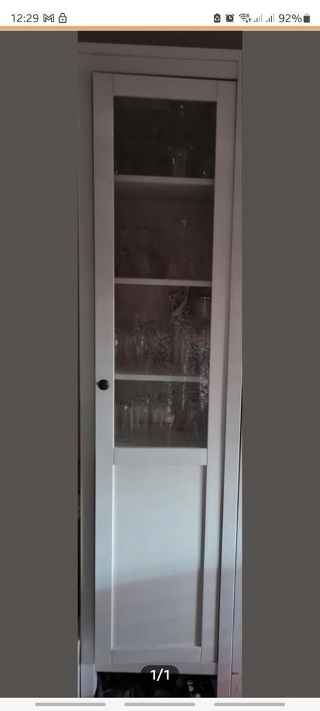 GEVRAAGD Hemnes vitrinekast smal, Huis en Inrichting, Kasten | Vitrinekasten, Zo goed als nieuw, 150 tot 200 cm, 50 tot 100 cm