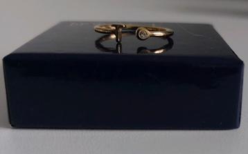 Verstelbare, goudkleurige ring, met steentje en letter "T" beschikbaar voor biedingen