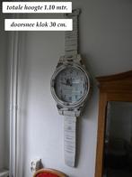 GROTE WANDKLOK BROCANTE UITSTRALING HOUT, MODEL HORLOGE, Huis en Inrichting, Woonaccessoires | Klokken, Ophalen of Verzenden, Gebruikt