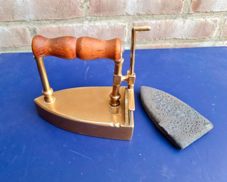 Antiek strijkijzer messing goudkleurig nostalgisch mooi, Antiek en Kunst, Curiosa en Brocante, Ophalen