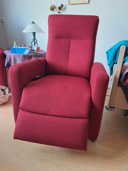 Rode elektrische relax fauteuil staat  in Hoogstraten BE, Huis en Inrichting, Fauteuils, Zo goed als nieuw, Stof, Ophalen