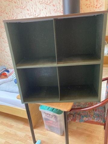 Legergroen stalen kastje met formica blad beschikbaar voor biedingen