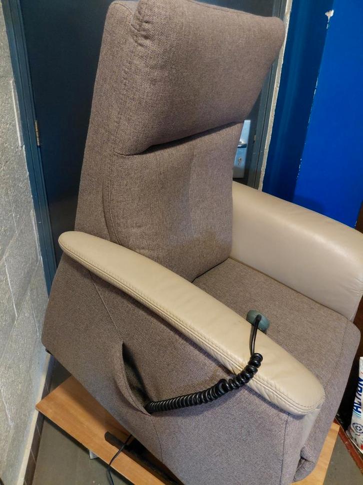 Comfortabele Sta-opstoel, Huis en Inrichting, Fauteuils, Stof, Ophalen