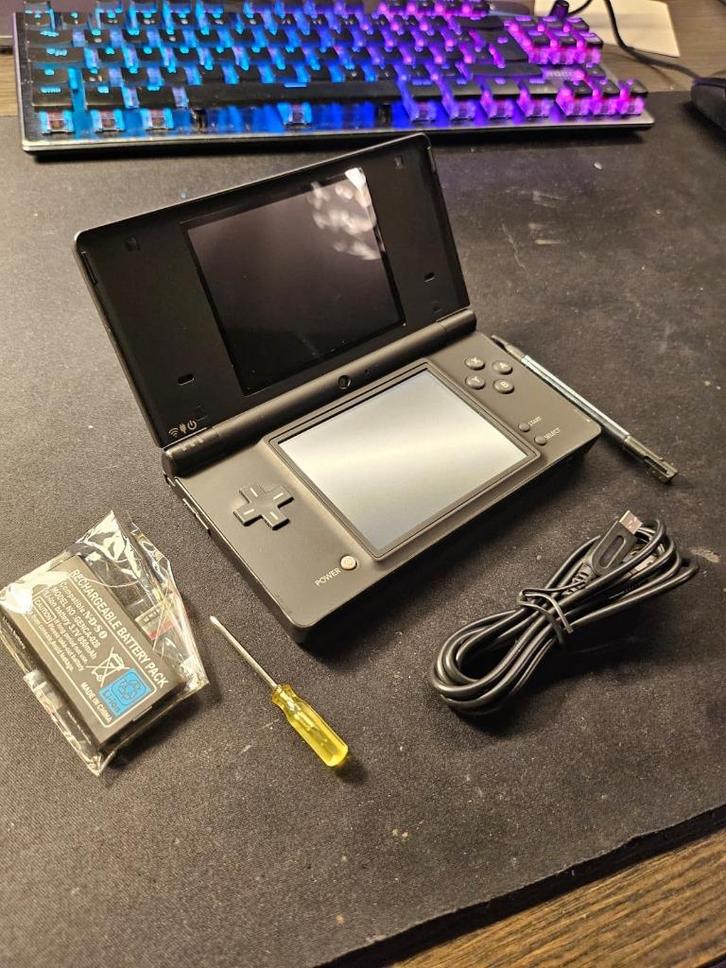 Zwarte Nintendo DSi – Refurbished  Nieuwe batterij & oplader, Spelcomputers en Games, Spelcomputers | Nintendo DS, Refurbished
