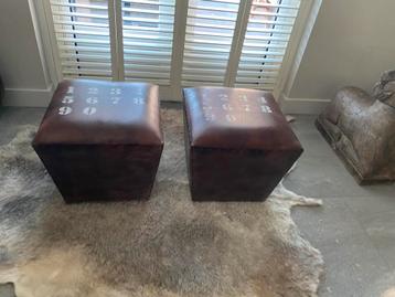 2 Vintage leren poefjes beschikbaar voor biedingen