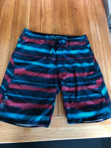 Rood/blauw/zwarte Protest zwemshort, maat XL beschikbaar voor biedingen