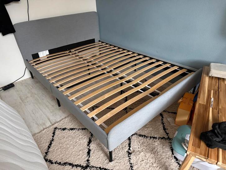 Ikea slattum bed 140x200, Huis en Inrichting, Slaapkamer | Bedden, Zo goed als nieuw, Tweepersoons, 140 cm, 200 cm, Stof, Grijs