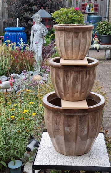 Set zware bloempotten
Diam. 36, 28, 21 cm
   Vorstbestendig  beschikbaar voor biedingen