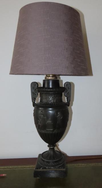 Antieke bronzen vaas op pootjes, incl lamp en lampenkap beschikbaar voor biedingen