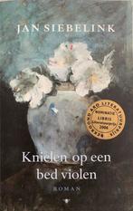 Knielen op een bed violen - Jan Siebelink, Ophalen of Verzenden, Gelezen, Nederland