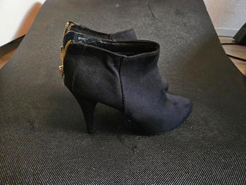 Zwarte Laarsjes beschikbaar voor biedingen