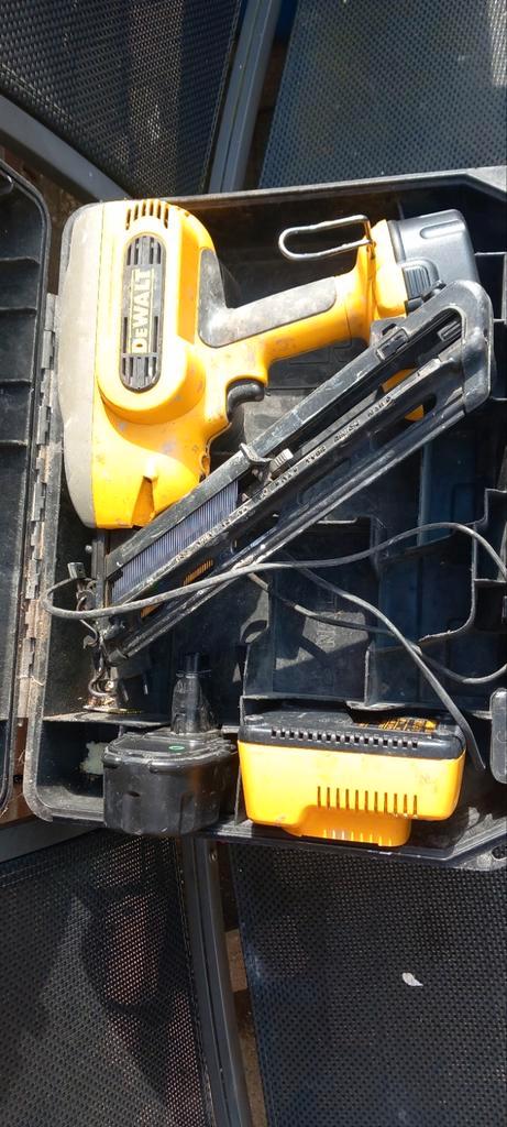 DeWalt tacker met twee accu's - moet nagekeken worden, Doe-het-zelf en Verbouw, Gereedschap | Handgereedschap, Gebruikt, Ophalen of Verzenden