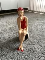 Beeld retro dame in badpak, zittend op bal, Verzamelen, Beelden en Beeldjes, Ophalen, Zo goed als nieuw, Mens