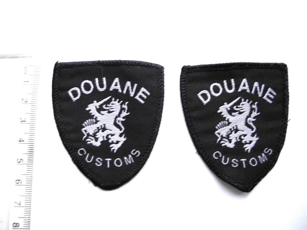 2 douane customs emblemen. Z.g.a.n. 6.5 cm. hoog, Verzamelen, Ophalen of Verzenden, Overige soorten, Nederland, Overige typen
