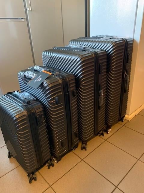 Prachtig koffers in aanbieding, Wieltjes, Hard kunststof, Nieuw, Minder dan 50 cm