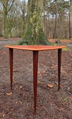 Vintage teak triangle side table Danish design 60s, Huis en Inrichting, Ophalen, Minder dan 45 cm, Gebruikt, Scandinavisch
, Mid-century modern ,Vintage