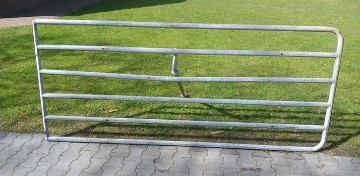 3 zware ijzeren hekken.