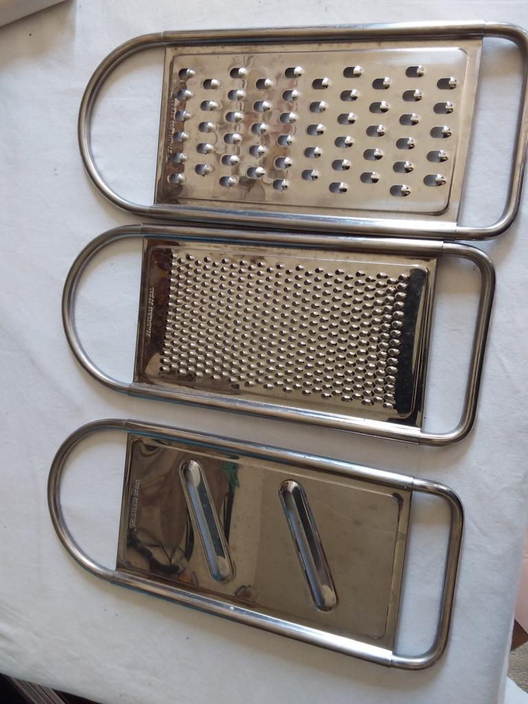 Vintage Stainless steel groente rasp bieten komkommer kaas, Antiek en Kunst, Antiek | Keukenbenodigdheden, Ophalen of Verzenden
