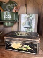 Oud zwart blik met gele bloem, koekjesblik, Ophalen of Verzenden, Gebruikt, Overige, Overige merken