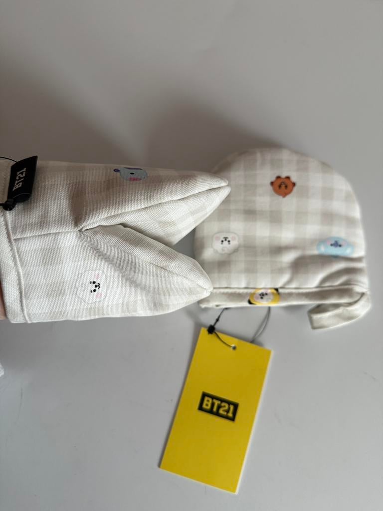 BT21 BTS ovenwanten, Ophalen of Verzenden, Zo goed als nieuw, Gebruiksvoorwerp