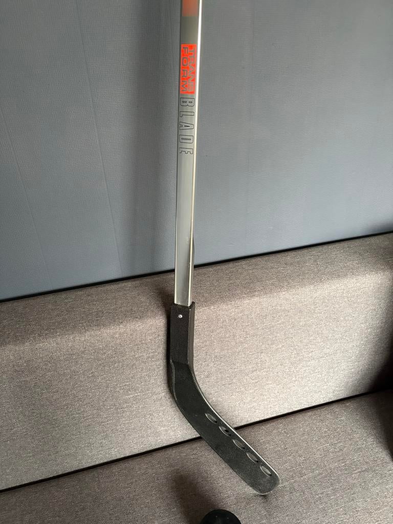 Ijshockey stick en 2 pucks, Sport en Fitness, IJshockey, Ophalen, Zo goed als nieuw, Stick