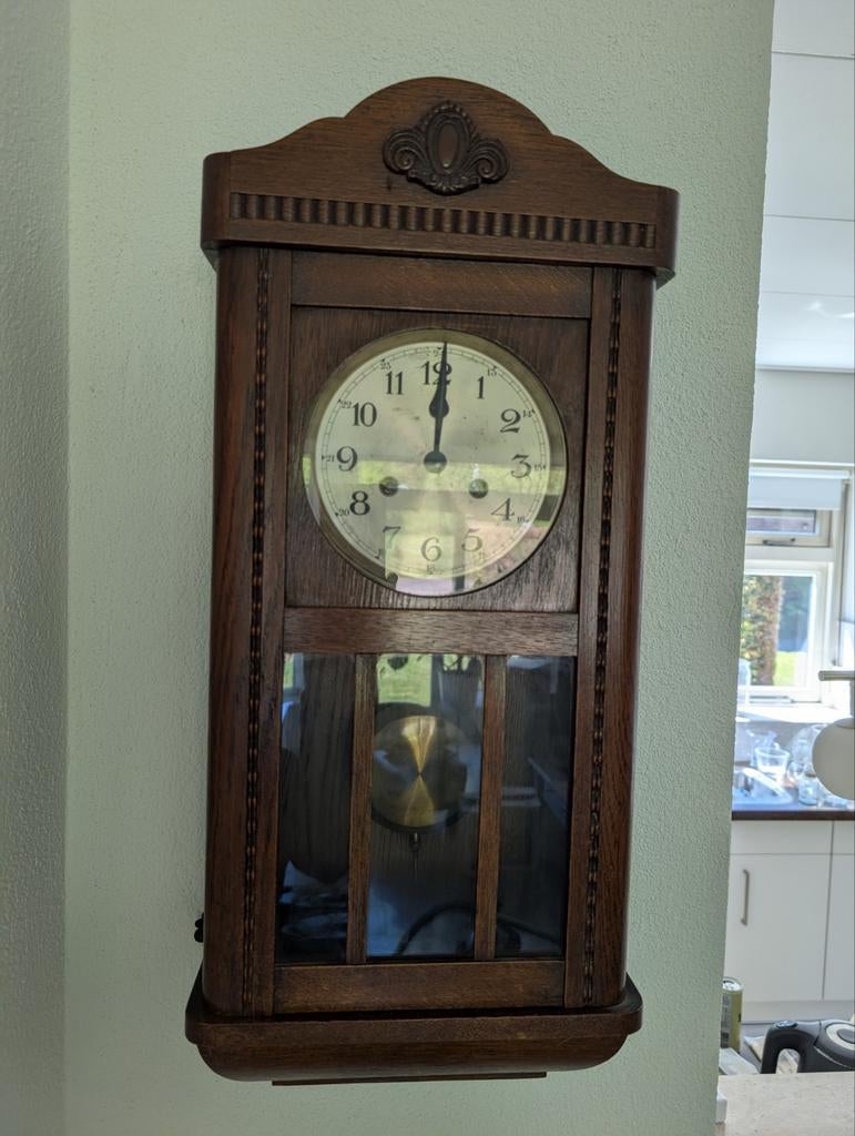 Antieke houten wandklok met slingerklok, Ophalen