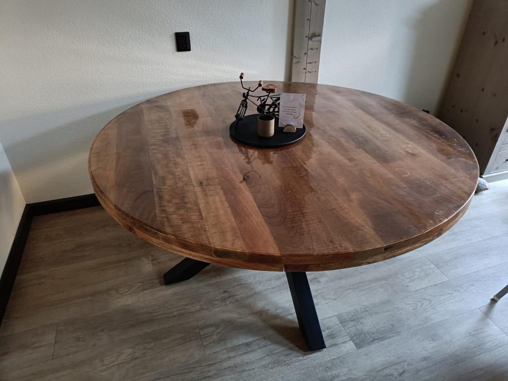 Ronde eettafel van mangohout met zwart metalen onderstel, Huis en Inrichting, Tafels | Eettafels, Zo goed als nieuw, 150 tot 200 cm