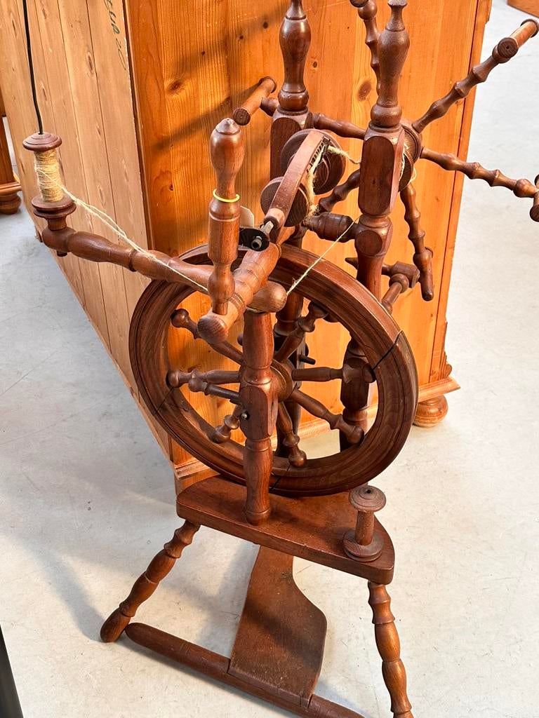 Mooi oud spinnenwiel, Ophalen, Zo goed als nieuw, Spinnewiel