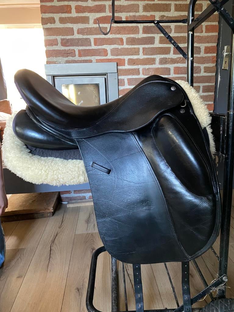 Dressuurzadel Custom Wolfgang Solo 17.5 inch MW, Dieren en Toebehoren, Paarden en Pony's | Zadels, Ophalen of Verzenden, Gebruikt