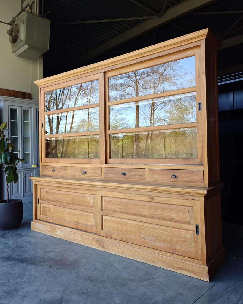 Prachtige brede teakhouten winkelkast | Buffetkast #8596, Huis en Inrichting, Kasten | Buffetkasten, Niet ingevuld, Gebruikt, Met deur(en)