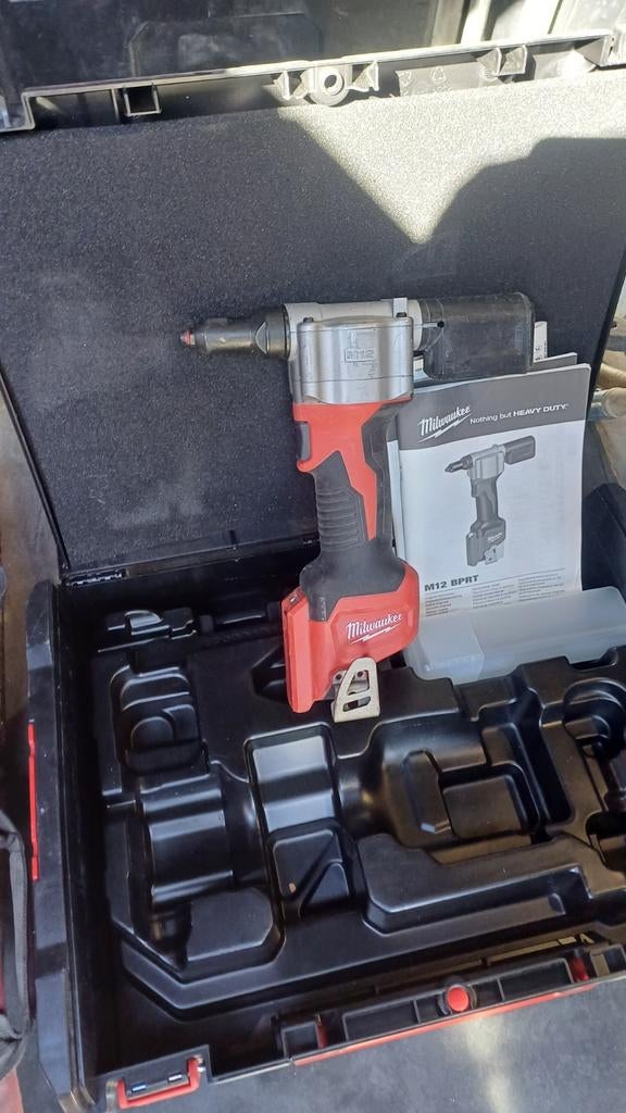 Milwaukee popnageltang op accu, Ophalen