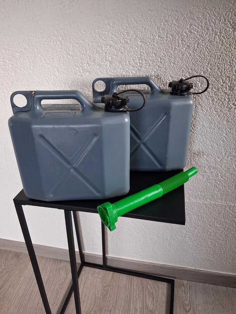 Benzine jerrycans, Ophalen