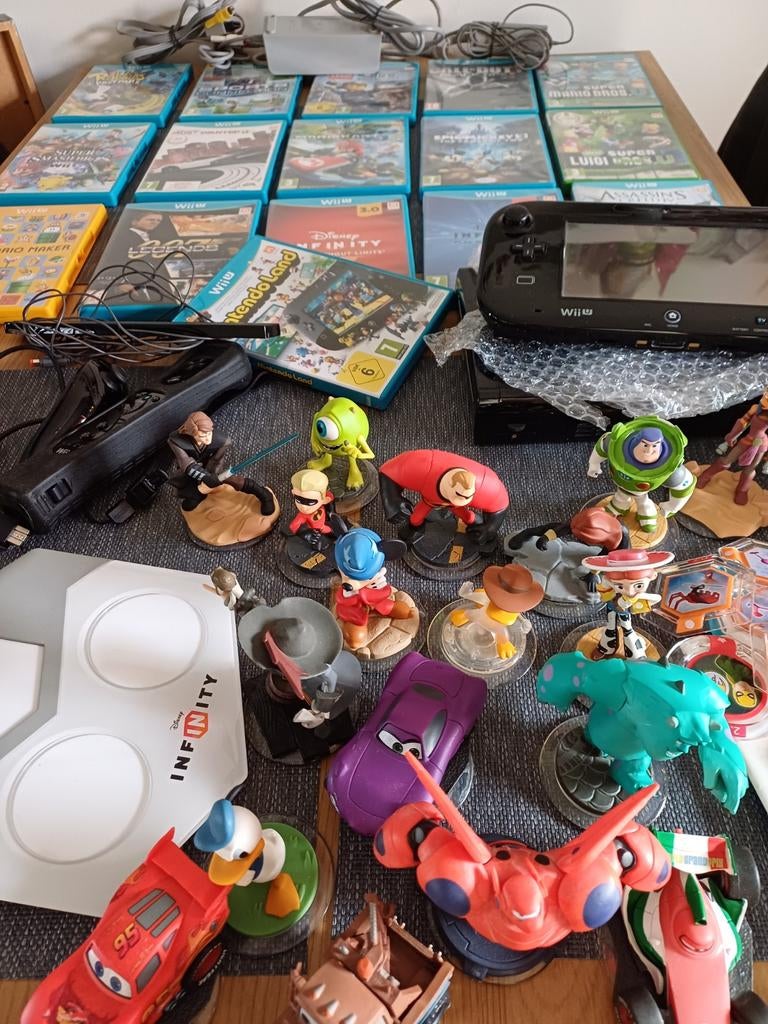 Wii U Compleet met 16 Spellen en Disney Infinity Sets, Ophalen, Gebruikt, Met 1 controller, Met games