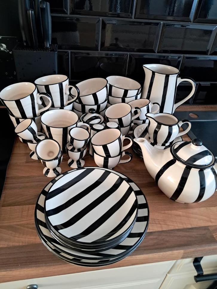 Zwart-wit gestreept servies, Huis en Inrichting, Keuken | Servies, Gebruikt, Compleet servies, Overige stijlen, Aardewerk, Ophalen of Verzenden