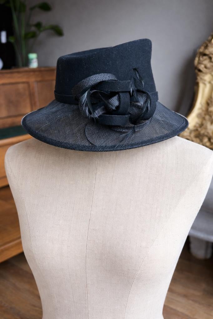 Elegante zwarte hoed met hoedendoos – maat 57 (V&D), 56 of 57 cm (M, 7 of 7⅛ inch), V&D, Hoed, Ophalen of Verzenden