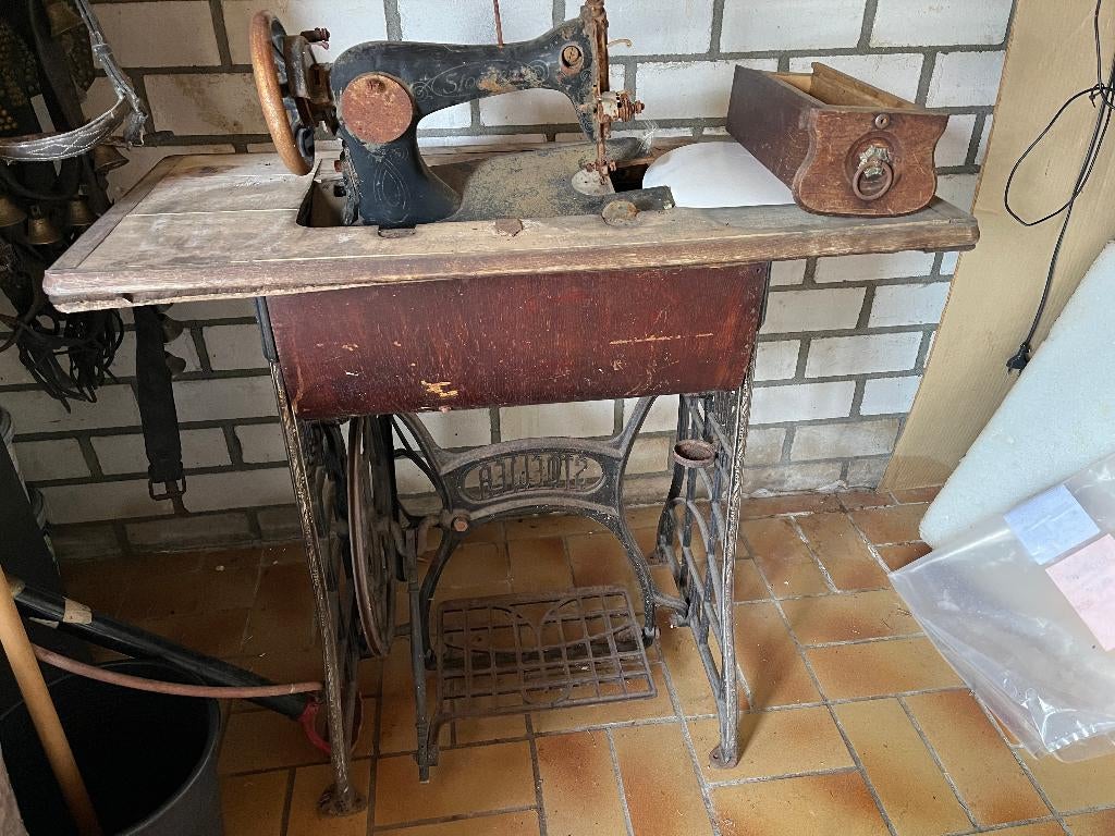 Antiek naaimachine tafeltje Stoewer, Antiek en Kunst, Antiek | Naaimachines, Ophalen