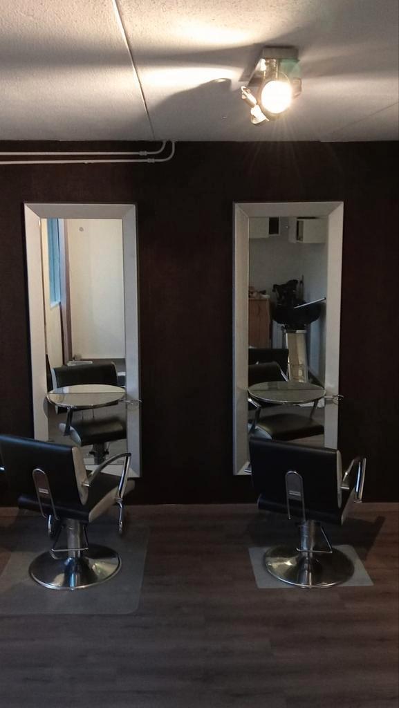 Kappersstoelen en spiegels van Salon Ambience, Diensten en Vakmensen, Kappers en Thuiskappers