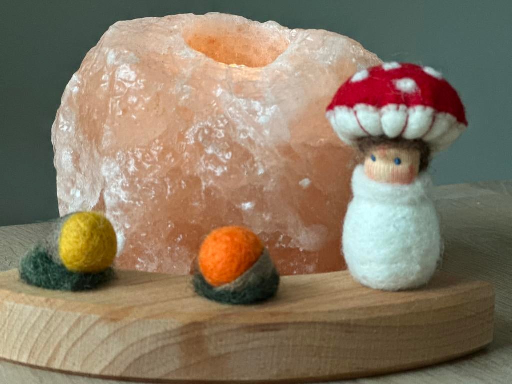 PADDESTOEL & EIKELS van wol met steker grimms jaarring vilt, Ophalen of Verzenden, Nieuw, Figuurtje(s), Wolvilt