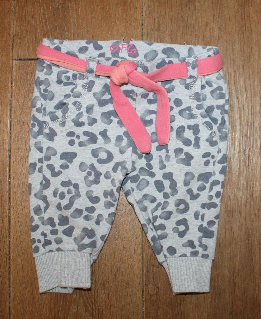 Joggingbroekje van Flo 68, Kinderen en Baby's, Babykleding | Maat 68, Gebruikt, Broekje, Meisje, Ophalen of Verzenden