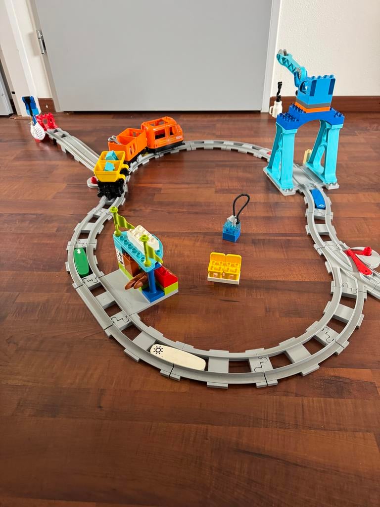 Duplo goederentrein 10875 met rode locomotief (bijna complee, Kinderen en Baby's, Speelgoed | Duplo en Lego, Ophalen of Verzenden