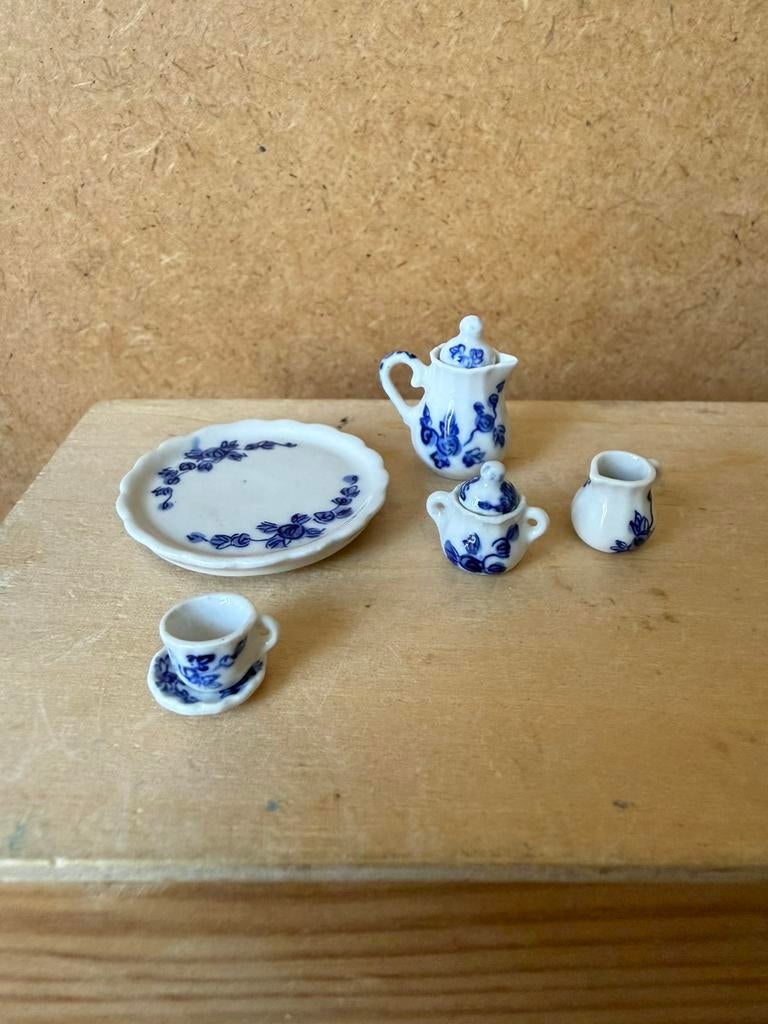 Servies schaal is 4cm- melkkan 1.3cm- pot 2.8cm- porselein, Ophalen of Verzenden, Zo goed als nieuw, Poppenhuis