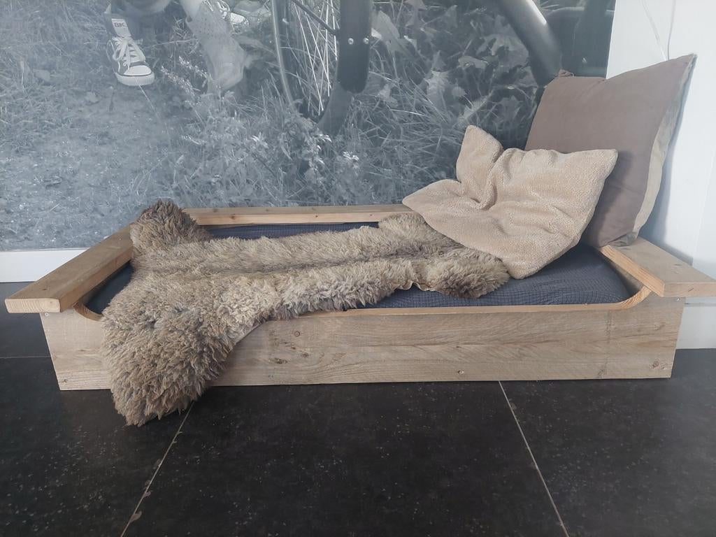 Grote houten mand, met kussen ALS NIEUW !, Ophalen, Zo goed als nieuw, Riet