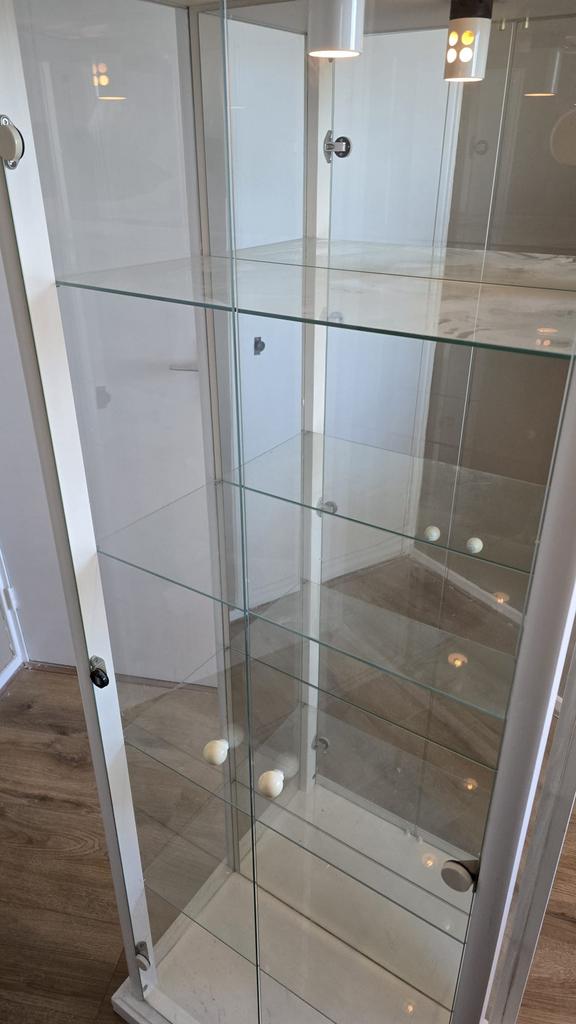 Vitrinekast met verlichting en spiegelwand, Huis en Inrichting, Kasten | Vitrinekasten, 150 tot 200 cm, 25 tot 50 cm, Gebruikt