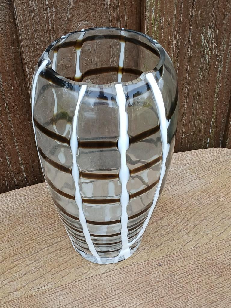 Glazen vintage vaas met wit en bruin spiraalpatroon, Ophalen of Verzenden