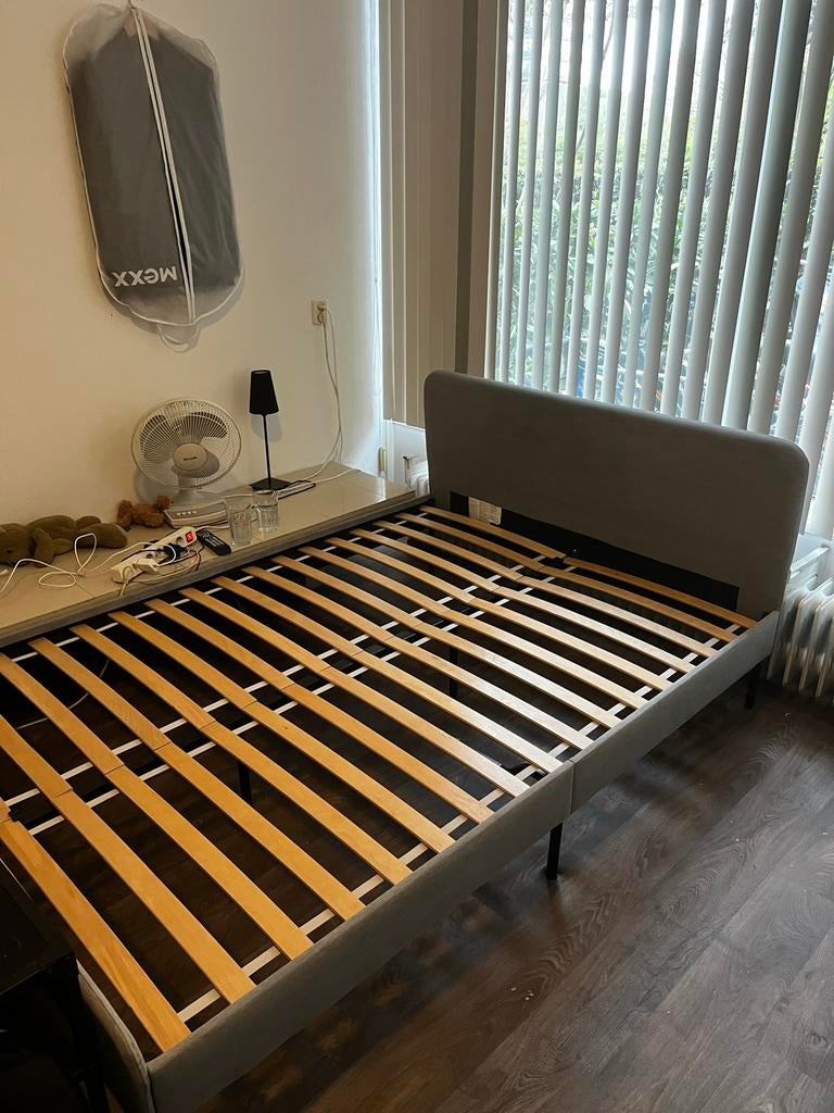 Comfortabel bed met lattenbodem, Gebruikt, Ophalen of Verzenden, Twijfelaar, 200 cm