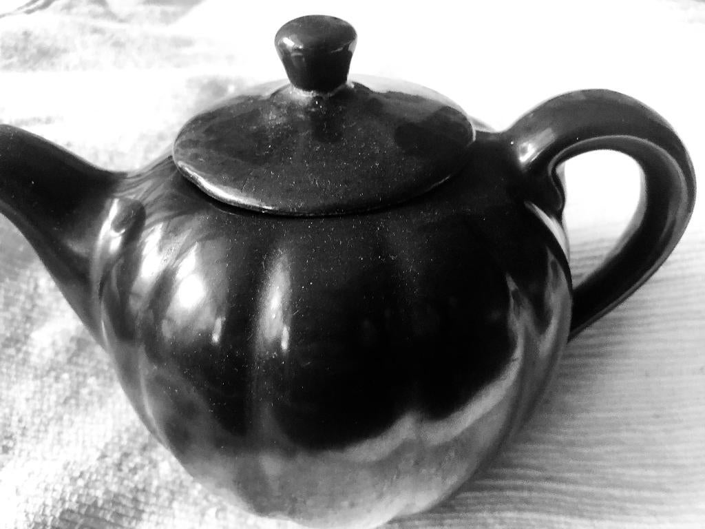 Mooie zwarte plateel theepot, Ophalen of Verzenden