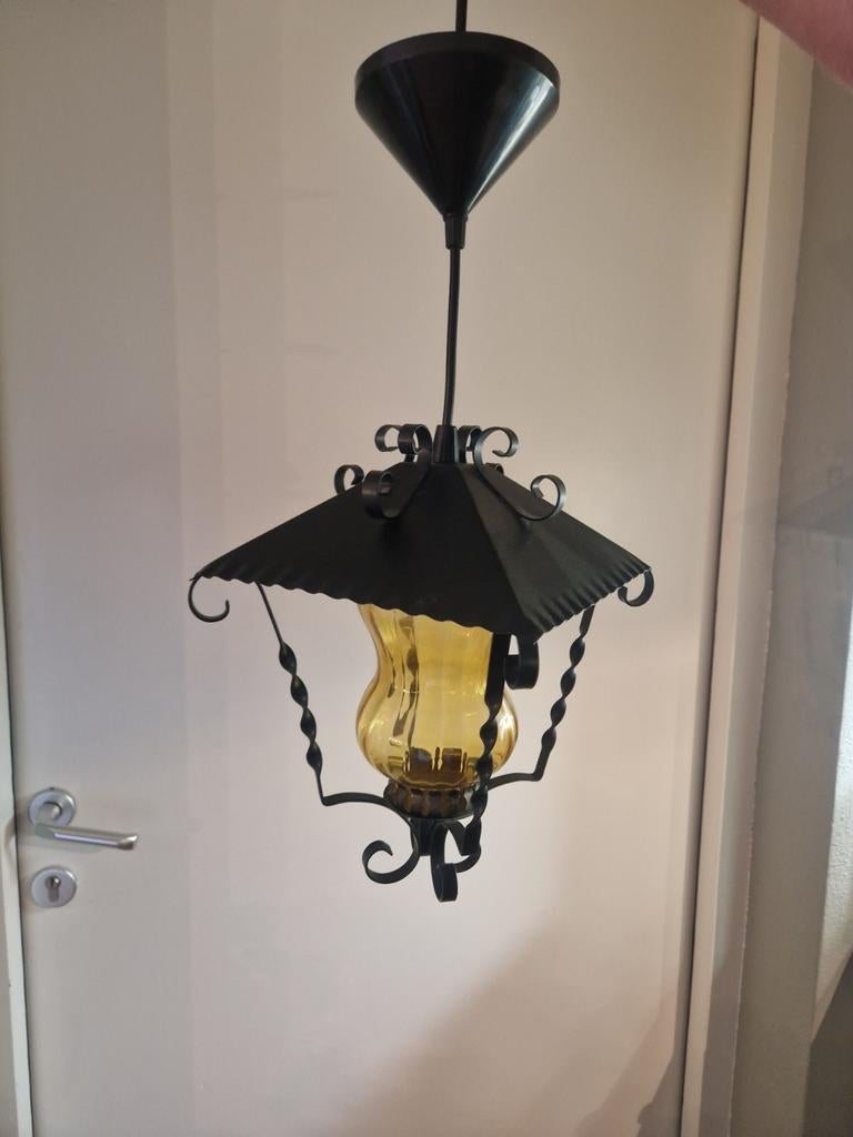 Vintage Hallamp - Smeedijzeren Hanglamp met Amber Glas, Antiek en Kunst, Ophalen