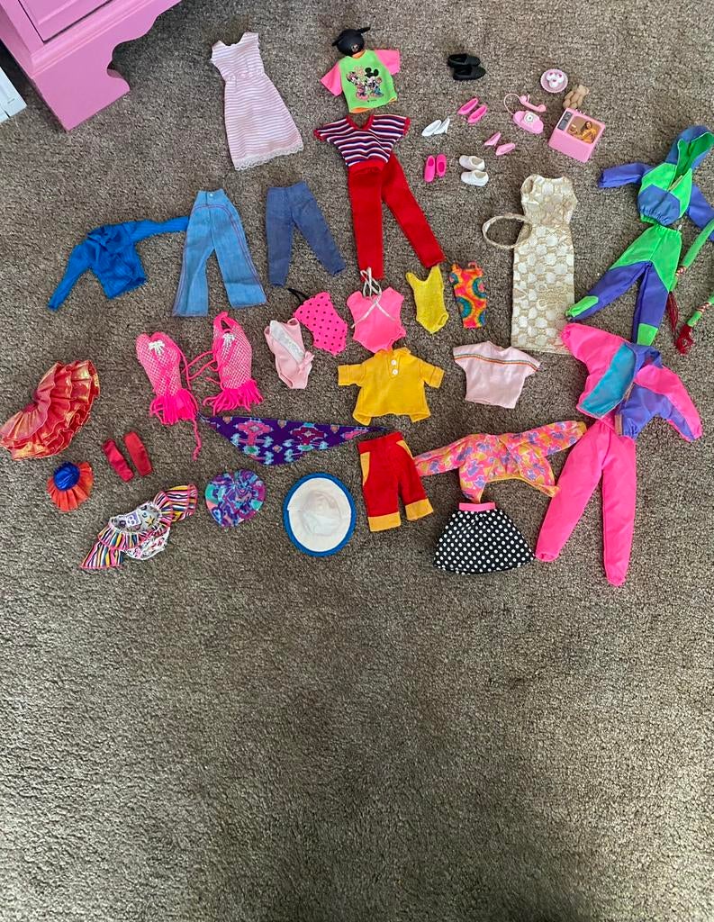 Barbie kleding en accessoires, Verzamelen, Poppen, Ophalen of Verzenden, Gebruikt, Kleertjes